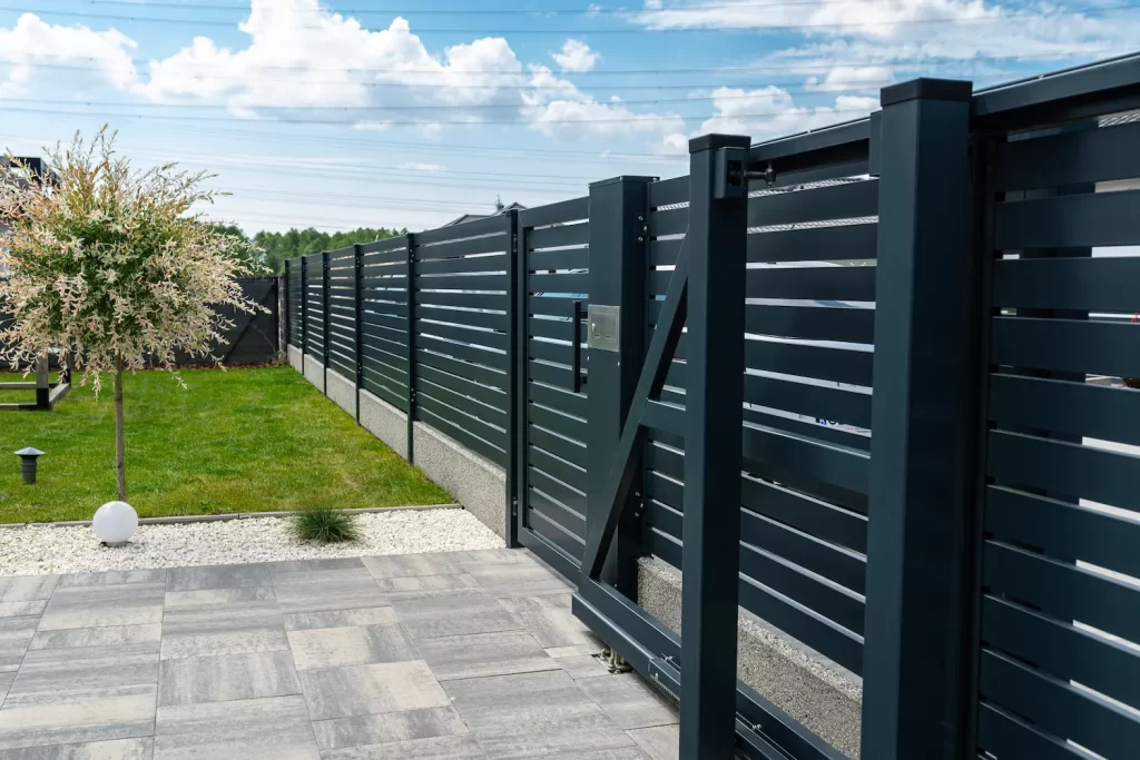 iron-&-aluminum-fencing